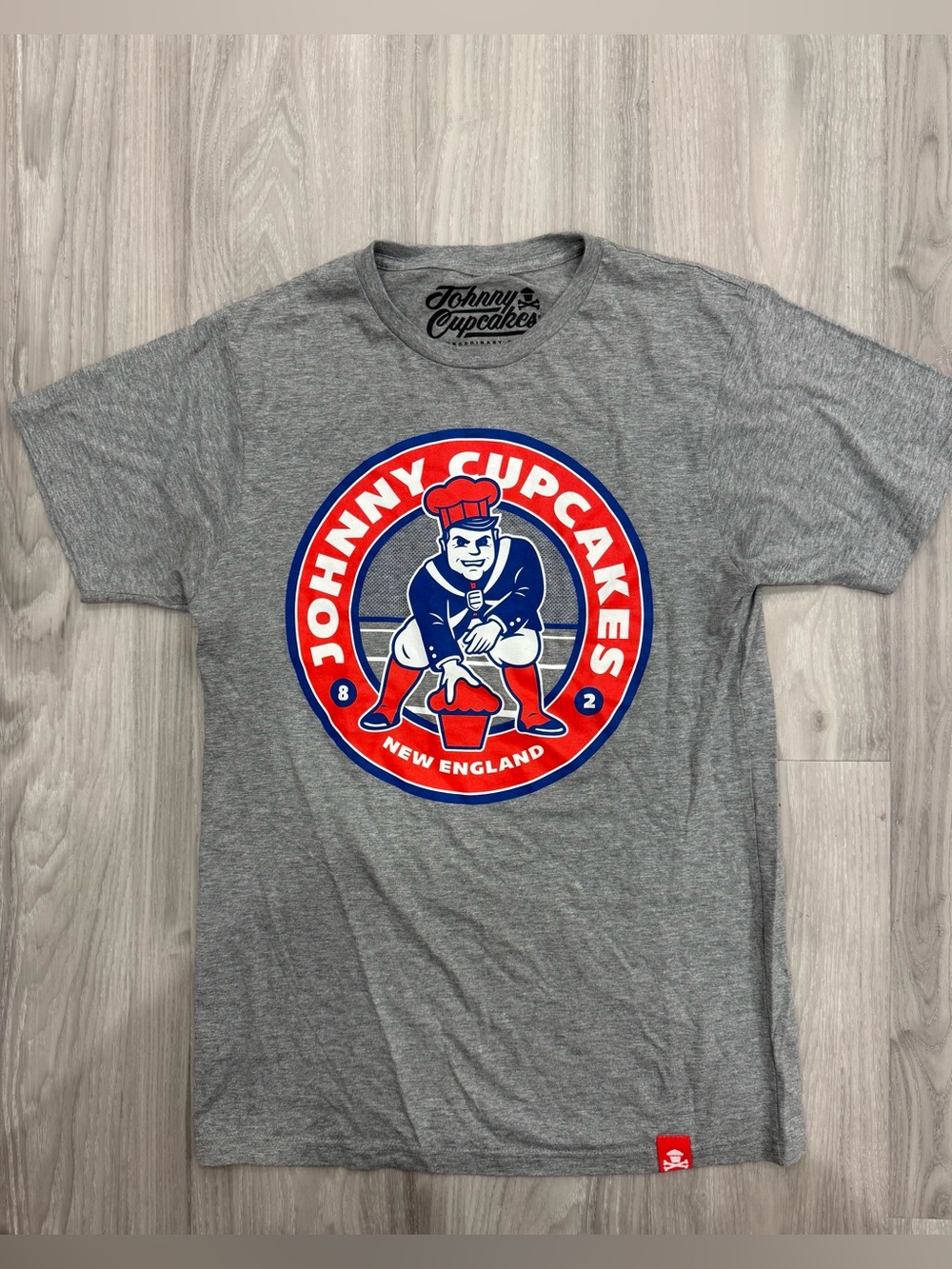 Johnny Cupcakes Logo Short Sleeve TShirt T Shirt S Small LN New England Gray